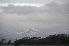Bergpanorama mit Schnee und Wolken