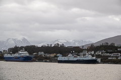 Bergpanorama mit Schnee, Wolken und Boot