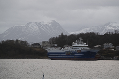 Bergpanorama mit Schnee und Boot