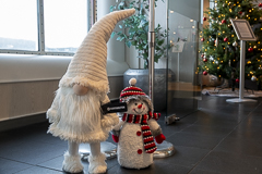 Troll- und Schneemann-Empfang vor dem Restaurant