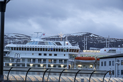 Die MS Finnmarken an der Bushaltestelle