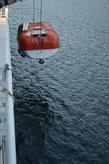 Ein Rettungsboot am Haken