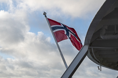 Diese Schiffsflagge wird später versteigert