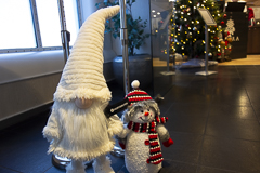 Wichtel und Schneemann begrüßen die Gäste